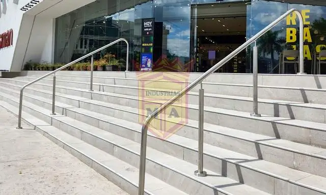 Pasamanos de acero inoxidable en la escalinata de acceso a un edificio comercial
