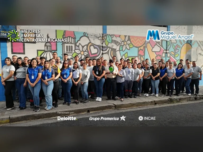 Colaboradores de Grupo Miguel Ángel celebrando el reconocimiento MECA 2025