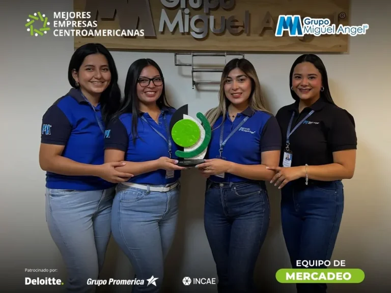 Equipo de mercadeo de Grupo Miguel Ángel con el galardón MECA 2025