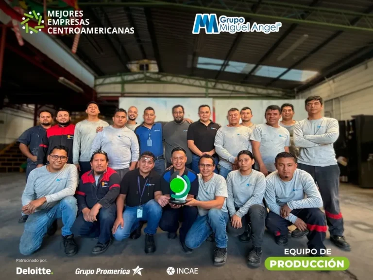 Equipo de producción de Grupo Miguel Ángel con el galardón MECA 2025